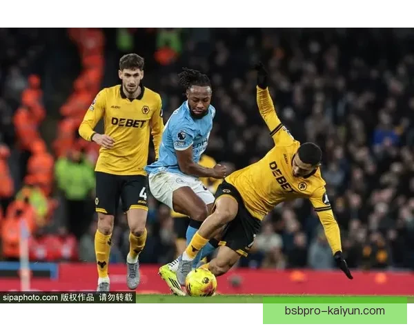 英超塞内西表现稳健，备受关注的防守新星逐渐崭露头角